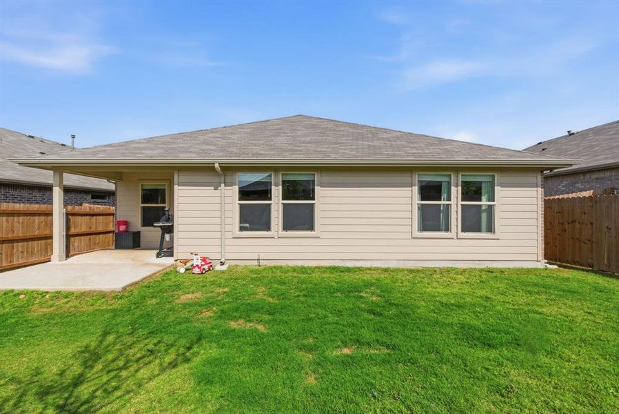Exterior details and patio area of a home in Sculptor's Park, Springtown (Image 4).