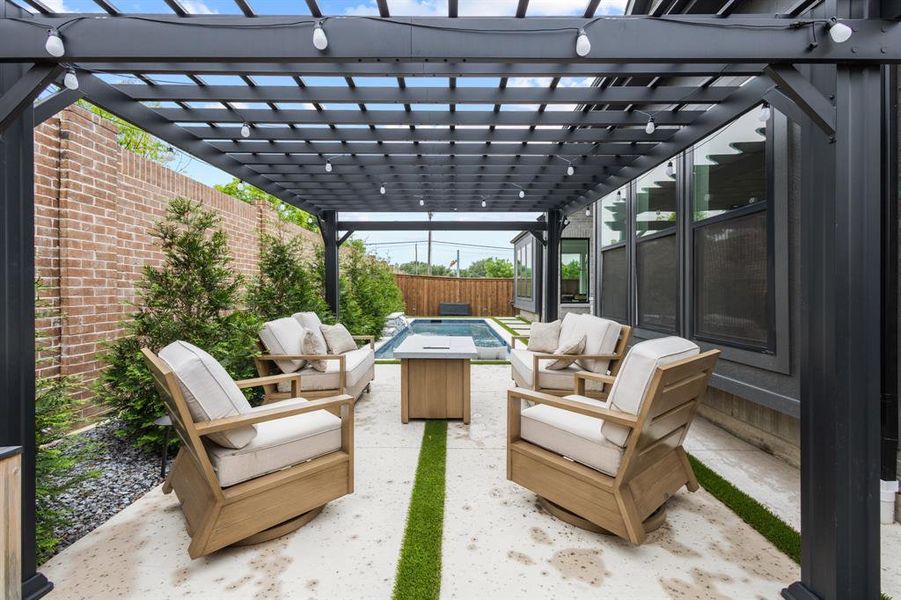 What a lovely outdoor sitting area!