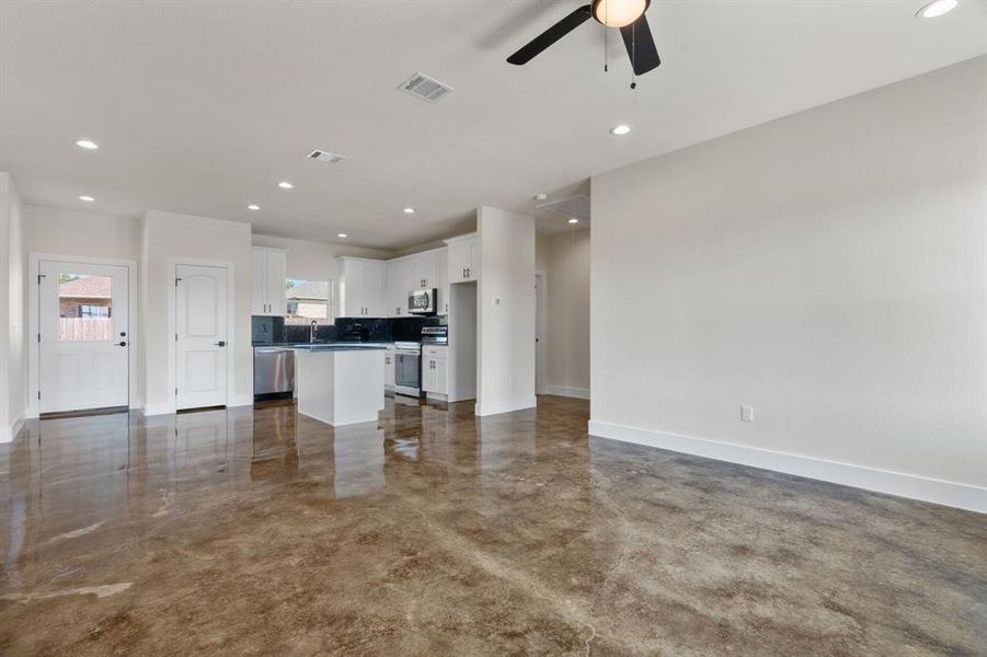 Spacious, unfurnished interior of a new home in , Hico (Image 18).