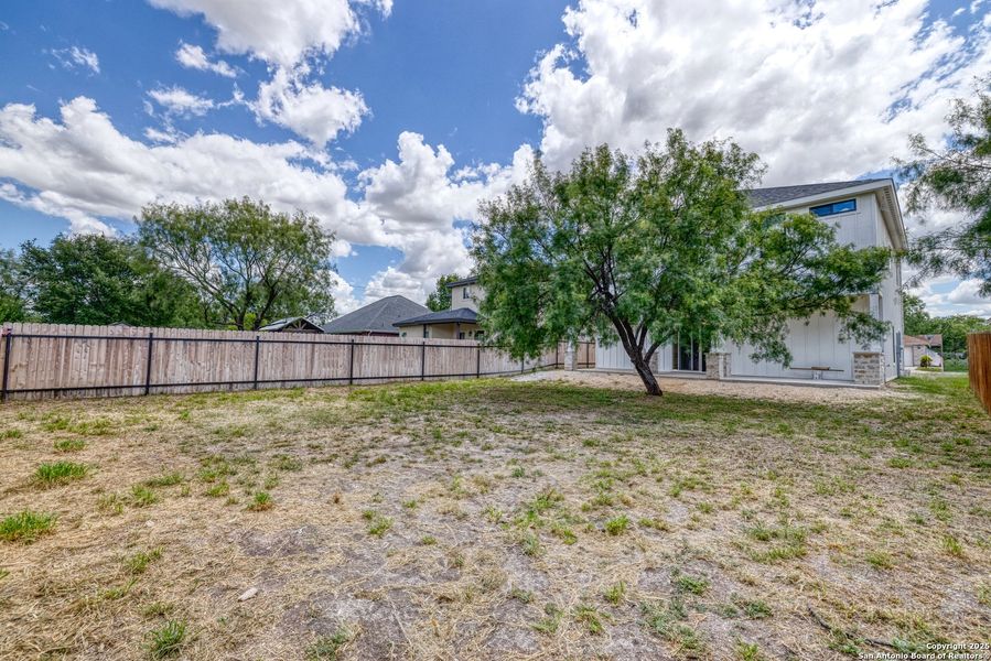 Exterior details and patio area of a home in , Uvalde (Image 3).