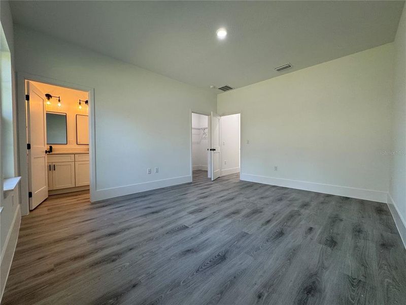 Spacious, unfurnished interior of a new home in , Citrus Springs (Image 32).