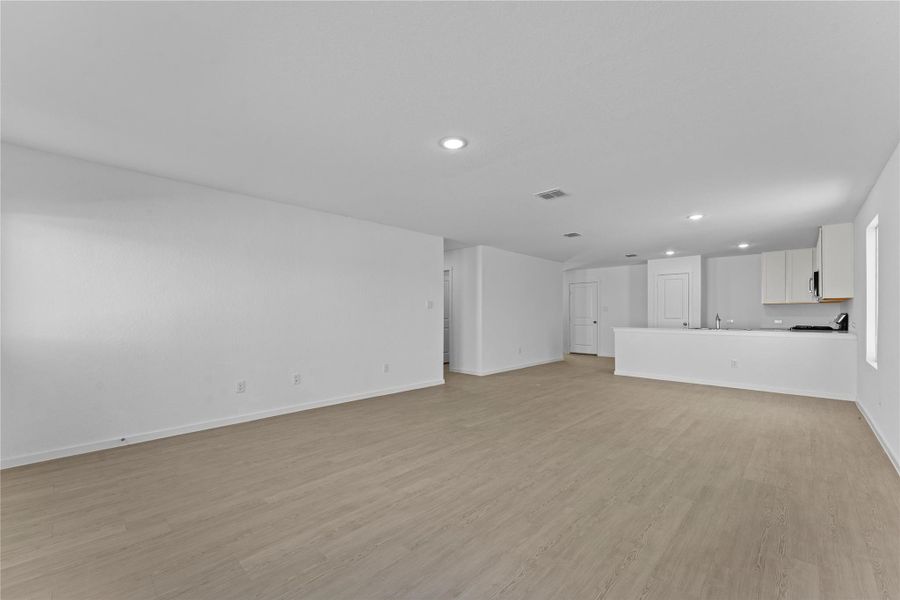 Spacious, unfurnished interior of a new home in Friendship Oaks, Fredericksburg (Image 16).