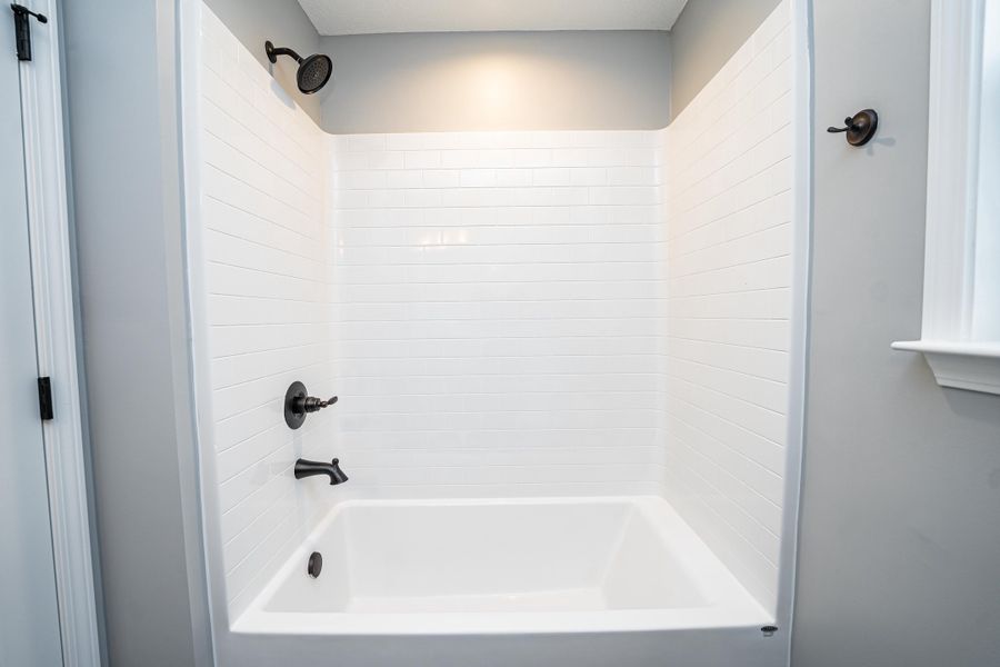 Representative interior finishes for a home built from the Saxon by Enchanted Homes in Guadalupe Heights, Seguin (Image 18).