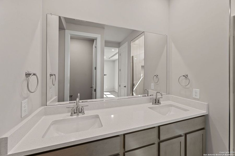 Furnished interior view inside a new home in Highland Ridge, New Braunfels (Image 8).