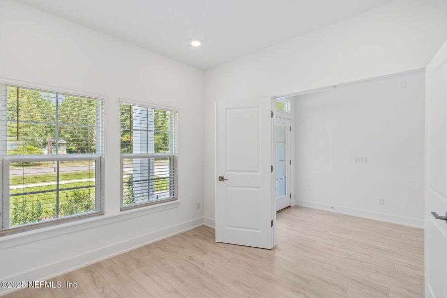 Spacious, unfurnished interior of a new home in Pirates Bluff, Yulee (Image 24).