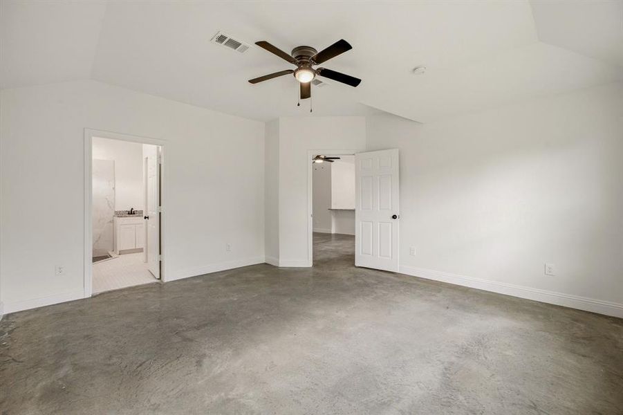 Spacious, unfurnished interior of a new home in , Weatherford (Image 13).