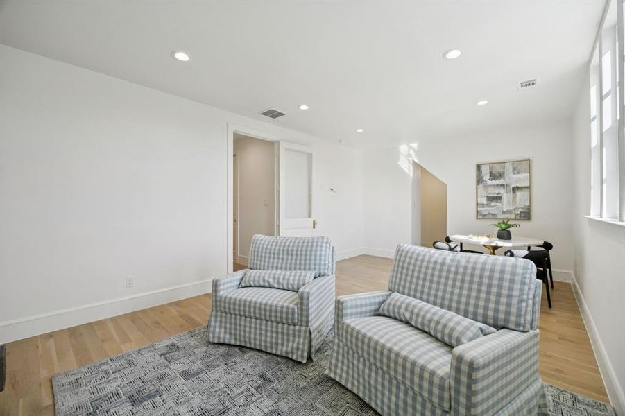 Furnished interior view inside a new home in , Dallas (Image 7).