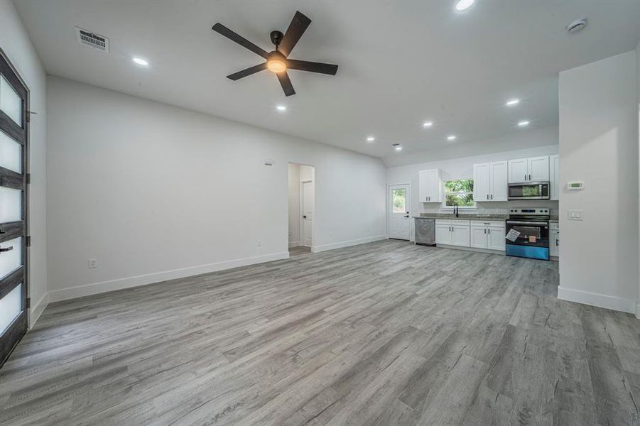 Spacious, unfurnished interior of a new home in , Malakoff (Image 14).