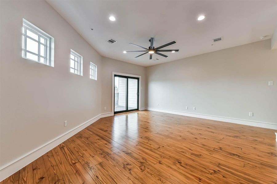 Spacious, unfurnished interior of a new home in , Galveston (Image 19).