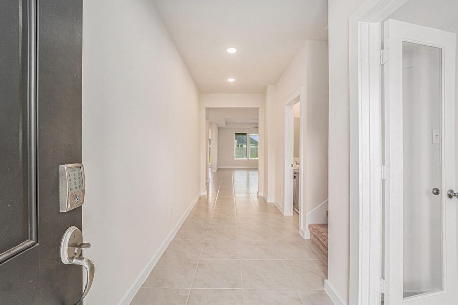 Step inside to this like-new 2-story home with neutral tile flooring and the private office located off entry. Step inside to this like-new 2-story home with neutral tile flooring and the private office located off entry.