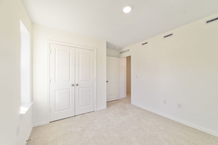 Spacious, unfurnished interior of a new home in Aulin Square, Oviedo (Image 24).