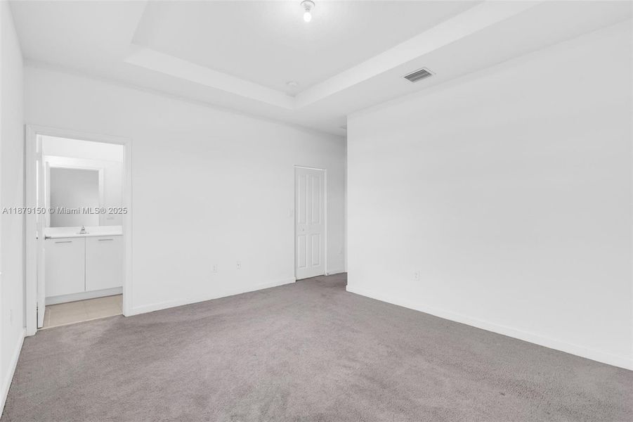 Spacious, unfurnished interior of a new home in , Miami (Image 12).