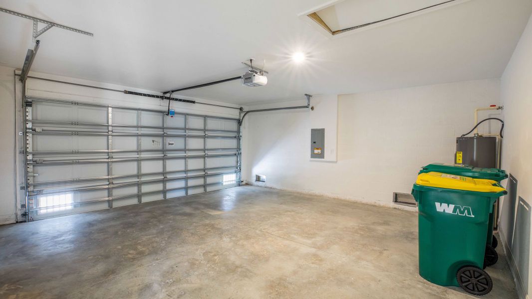 Spacious, unfurnished interior of a new home in Port Charlotte, Port Charlotte (Image 33).