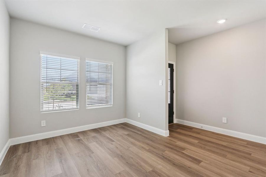 Spacious, unfurnished interior of a new home in Westmoor, Sherman (Image 39).