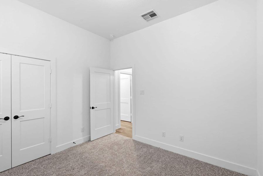 Spacious, unfurnished interior of a new home in Mulberry Farms, Santa Fe (Image 25).