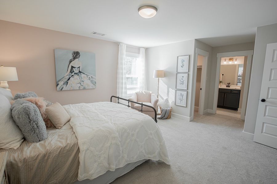 Representative furnished interior of a home built from the Huntington by Grant & Co in White Oak, Arlington (Image 32).