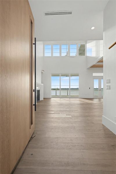 Spacious, unfurnished interior of a new home in , Galveston (Image 30).