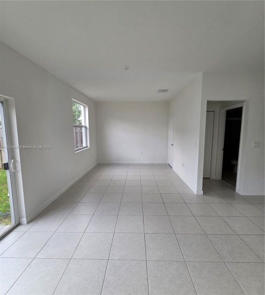 Spacious, unfurnished interior of a new home in , Coral Springs (Image 15).