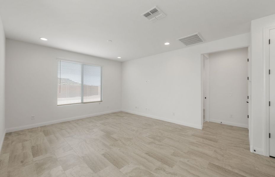 Spacious, unfurnished interior of a new home in Sun City Anthem at Merrill Ranch, Florence (Image 17).