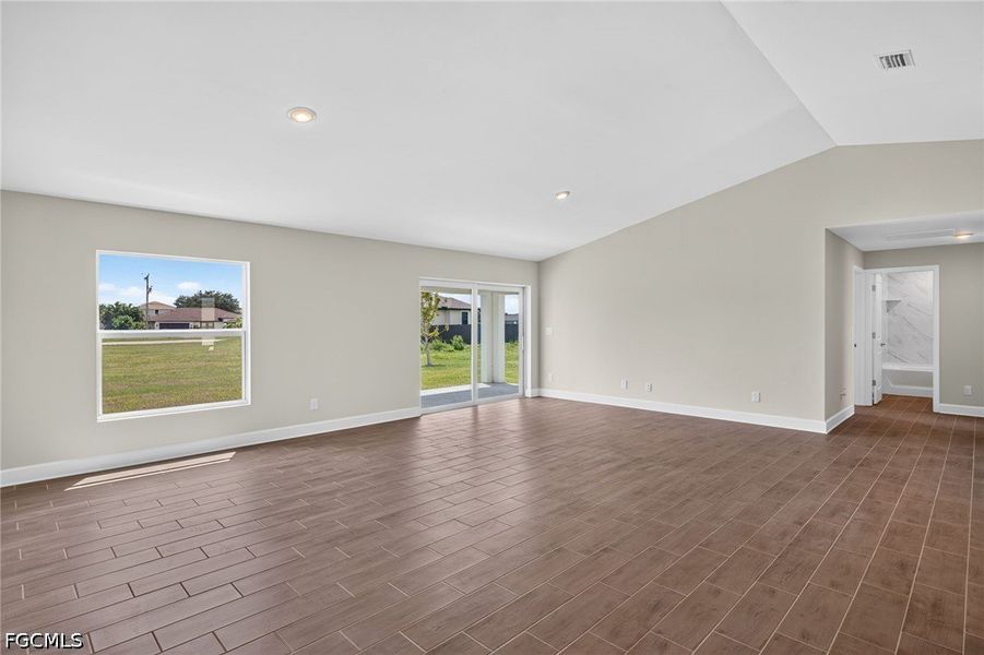 Spacious, unfurnished interior of a new home in Cape Coral, Cape Coral (Image 13).