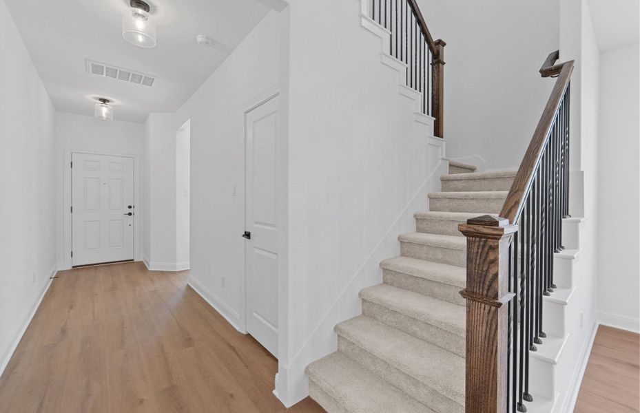 Spacious, unfurnished interior of a new home in Horizon Lake, Leander (Image 54).