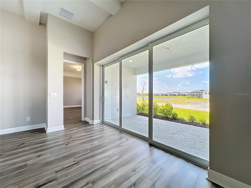 Spacious, unfurnished interior of a new home in Watercolor Place, Bradenton (Image 28).