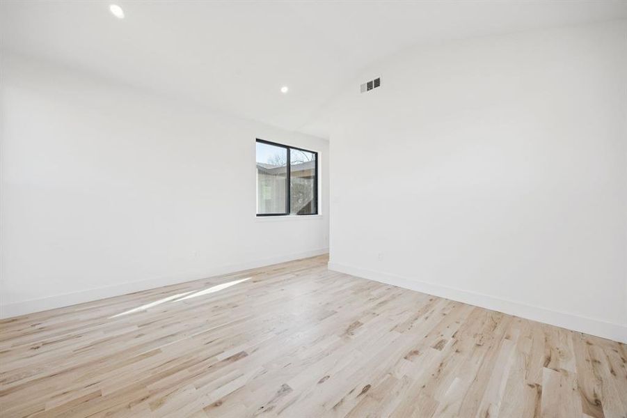 Spacious, unfurnished interior of a new home in , Dallas (Image 20).