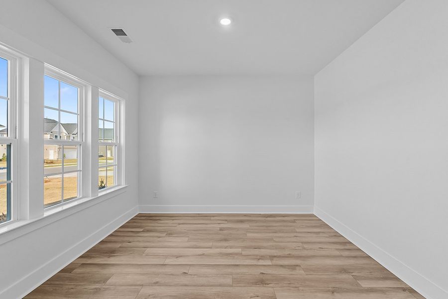 Spacious, unfurnished interior of a new home in Fieldstone, Lexington (Image 21).