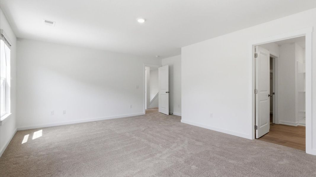 Spacious, unfurnished interior of a new home in Oak Hill, Vonore (Image 29).