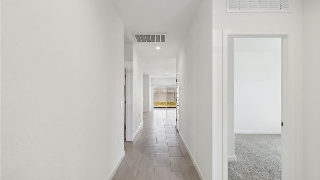 Spacious, unfurnished interior of a new home in Sorrento, Maricopa (Image 8).