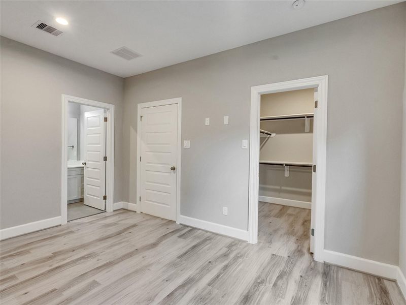 Guest bedroom with bathroom and closet entry - First floor Guest bedroom with bathroom and closet entry - First floor