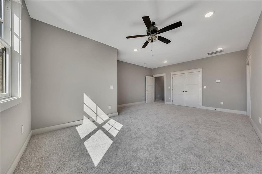 Spacious, unfurnished interior of a new home in , Jasper (Image 27).