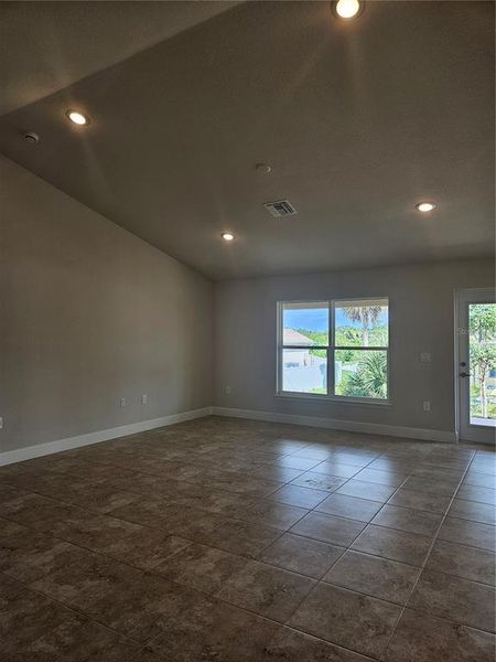 Spacious, unfurnished interior of a new home in Venice, Venice (Image 8).