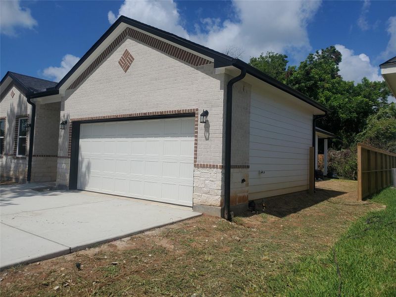 Exterior details and patio area of a home in , Texas City (Image 8).