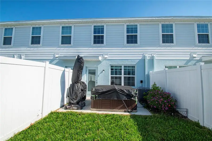 Exterior details and patio area of a home in , Bradenton (Image 3).