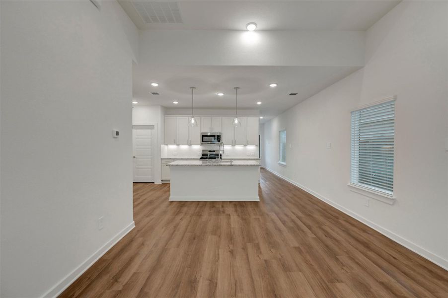Spacious, unfurnished interior of a new home in Lone Star Landing, Montgomery (Image 35).