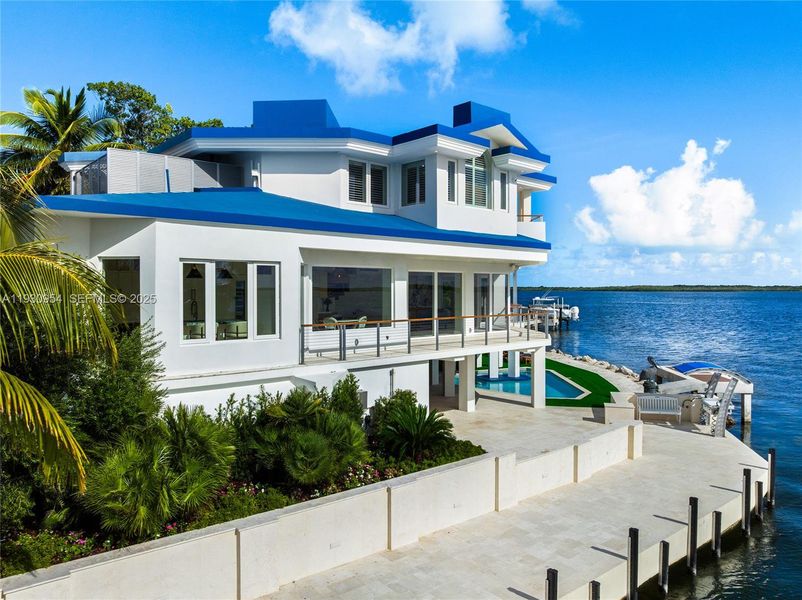 Exterior details and patio area of a home in , Key Largo (Image 30).