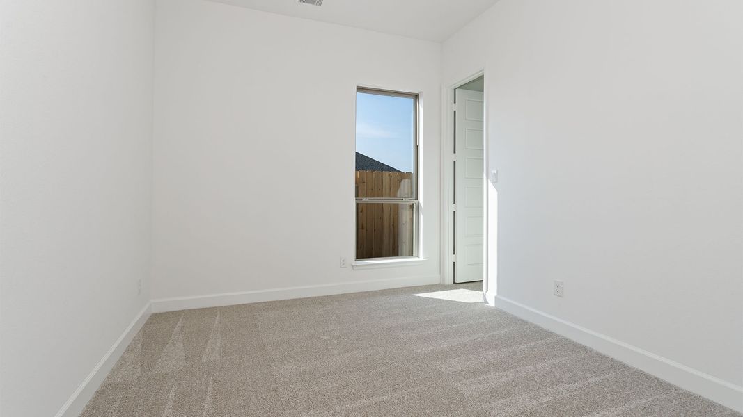 Spacious, unfurnished interior of a new home in Lakes of Cane Island, Katy (Image 12).