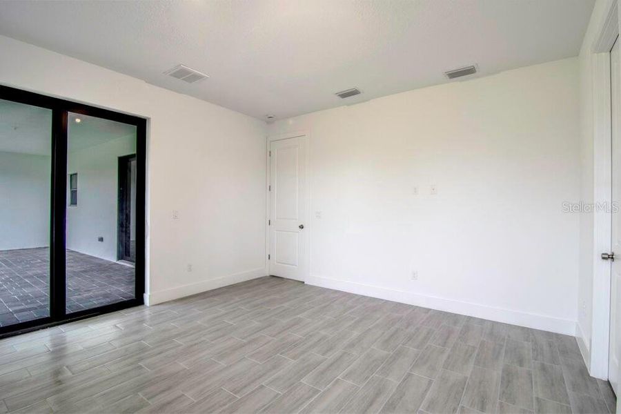Spacious, unfurnished interior of a new home in , Port Charlotte (Image 11).