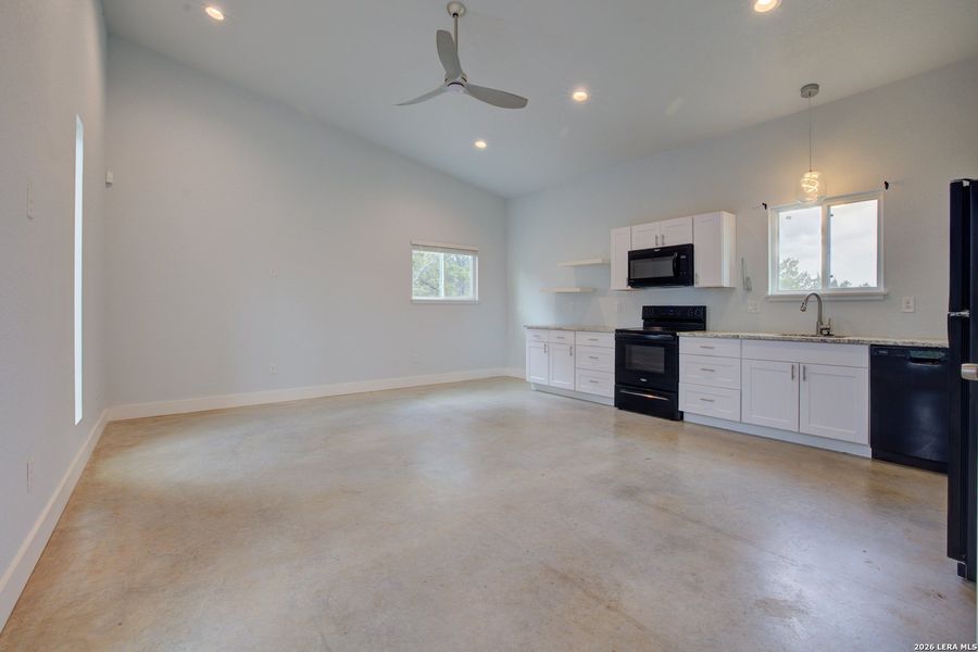 Spacious, unfurnished interior of a new home in , Canyon Lake (Image 14).