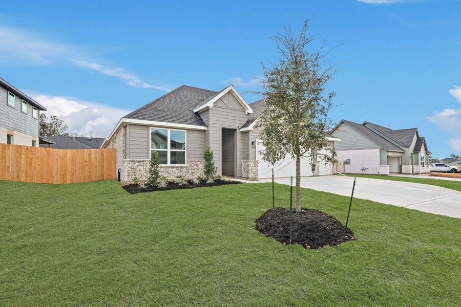 Front exterior of a new home in Silverthorne, Conroe, TX, highlighting curb appeal (Image 18).