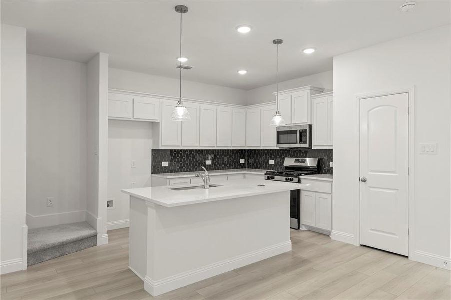 08_1072 Happy Holly, Lavon 08_1072 Happy Holly, Lavon