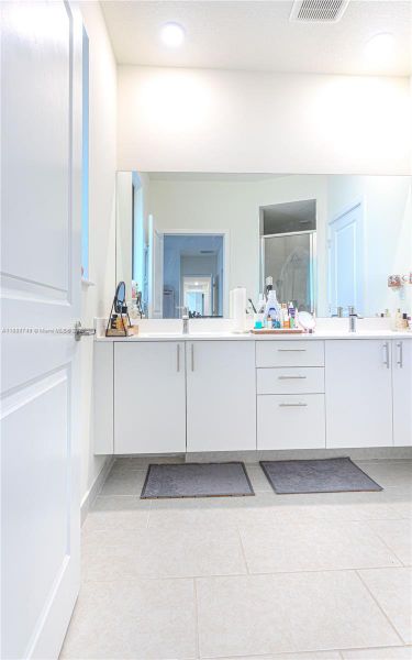 Furnished interior view inside a new home in , Doral (Image 22).