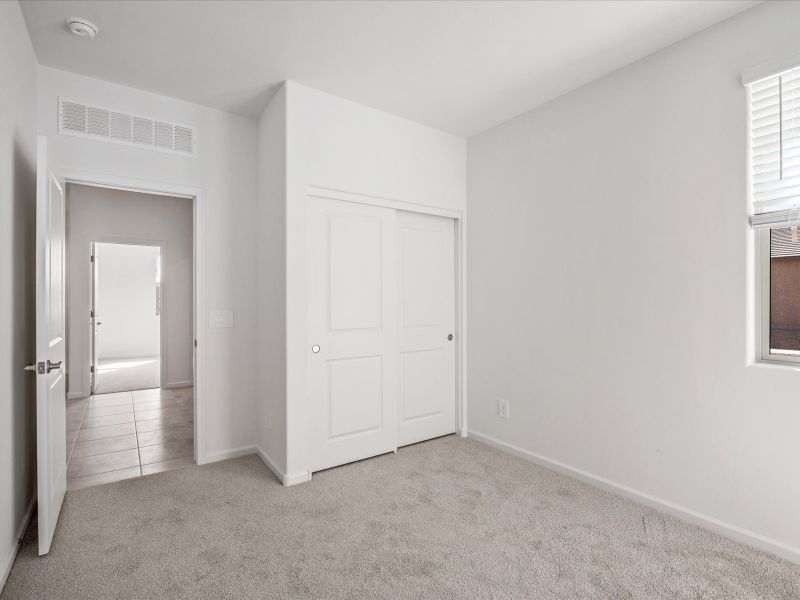 Spacious, unfurnished interior of a new home in Entrada Del Toro, Sahuarita (Image 13).