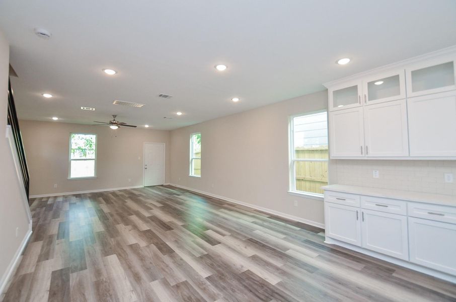 Love natural light? The second angle shows the bright, all-day glow—no dark corners. Love natural light? The second angle shows the bright, all-day glow—no dark corners.