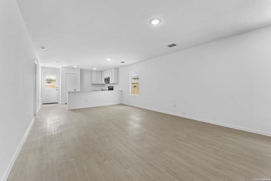 Spacious, unfurnished interior of a new home in Higdon Crossing, San Antonio (Image 10).