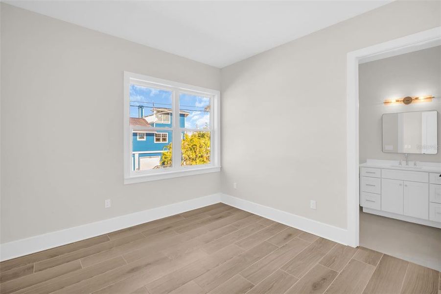 Spacious, unfurnished interior of a new home in , St. Petersburg (Image 27).