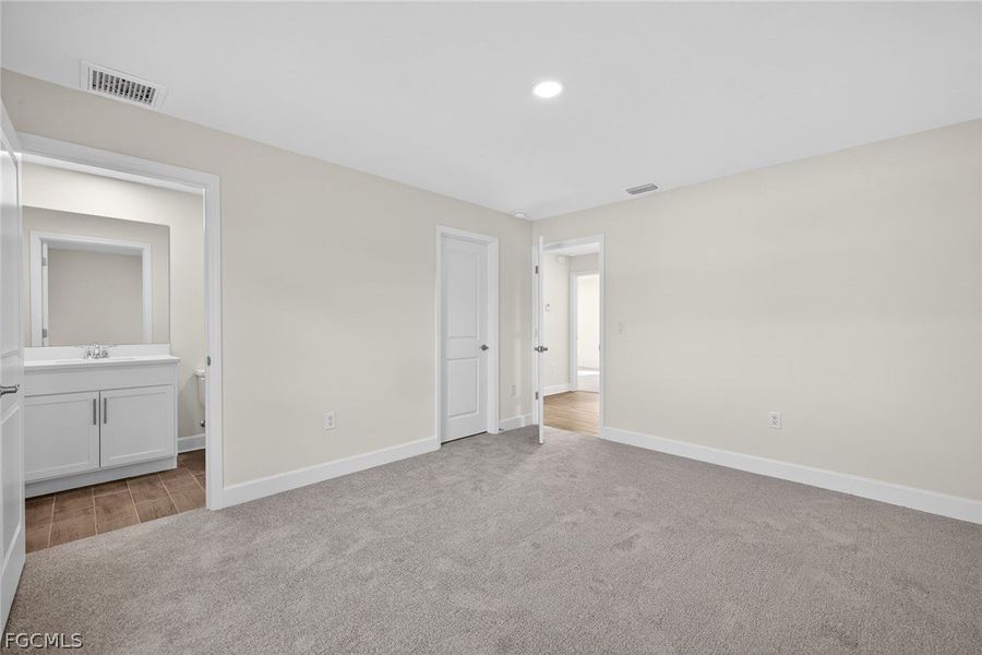Spacious, unfurnished interior of a new home in Cape Coral, Cape Coral (Image 25).