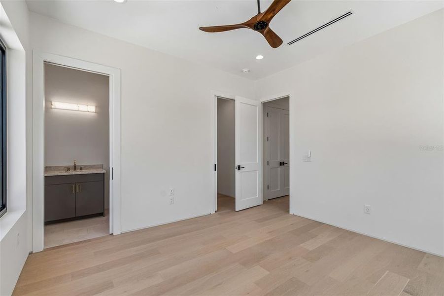 Spacious, unfurnished interior of a new home in , Tampa (Image 24).