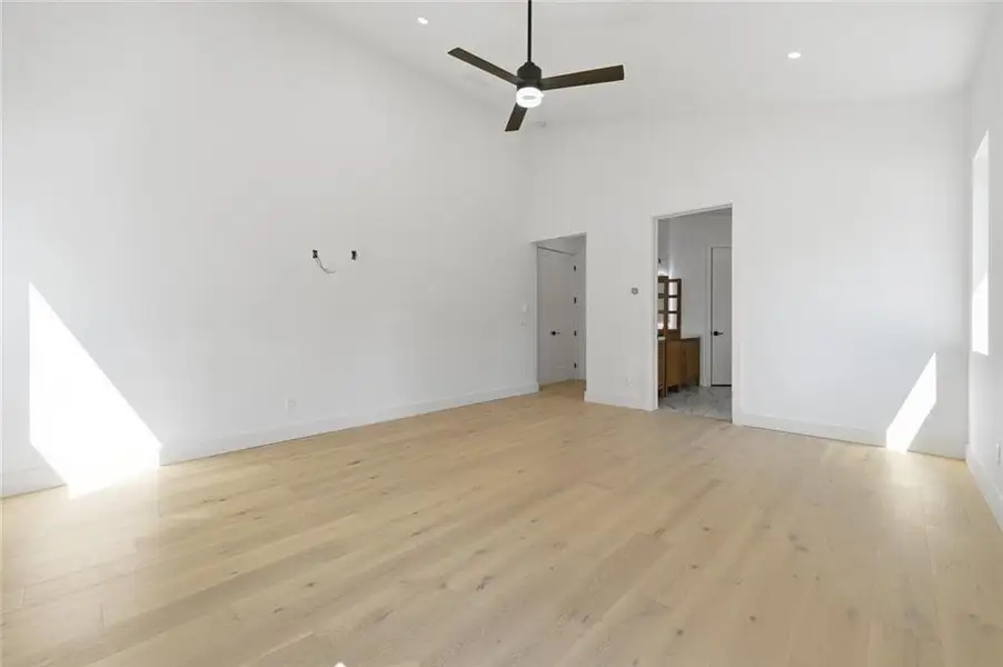 Spacious, unfurnished interior of a new home in , Gainesville (Image 39).